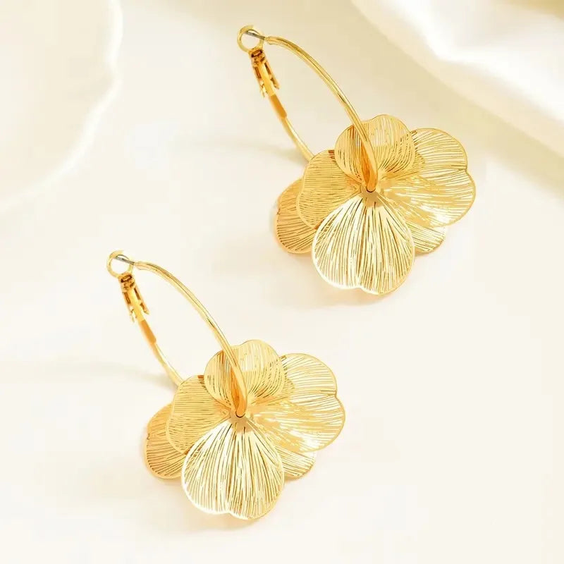 Boucles d'Oreilles Grandes Fleurs Dorées – Créoles Bohème Plaquées Or 14K