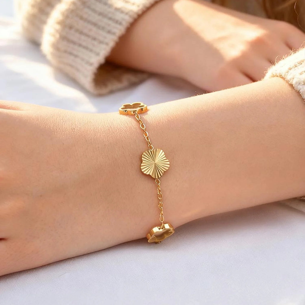 Bracelet Fleur Zircon Ajourée – Chaîne Acier Inoxydable Doré