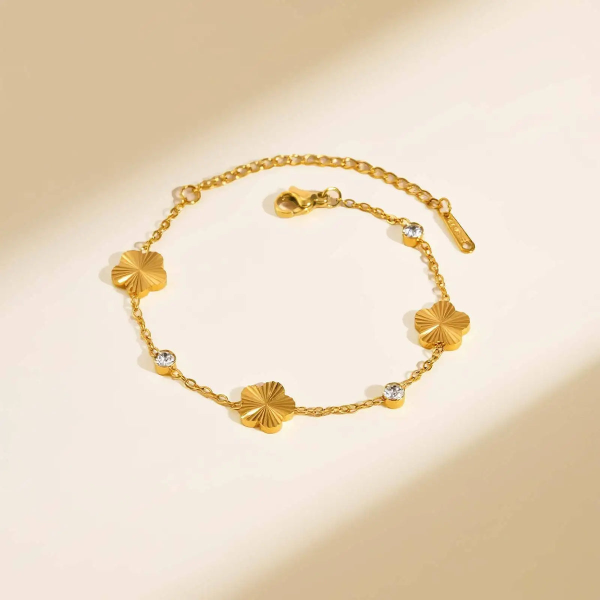 Bracelet Fleur Zircon Ajourée – Chaîne Acier Inoxydable Doré
