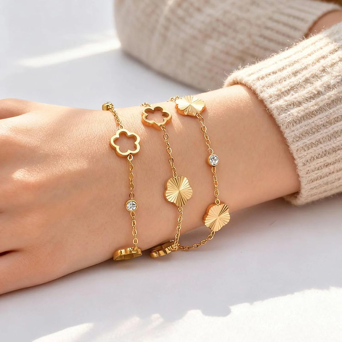Bracelet Fleur Zircon Ajourée – Chaîne Acier Inoxydable Doré