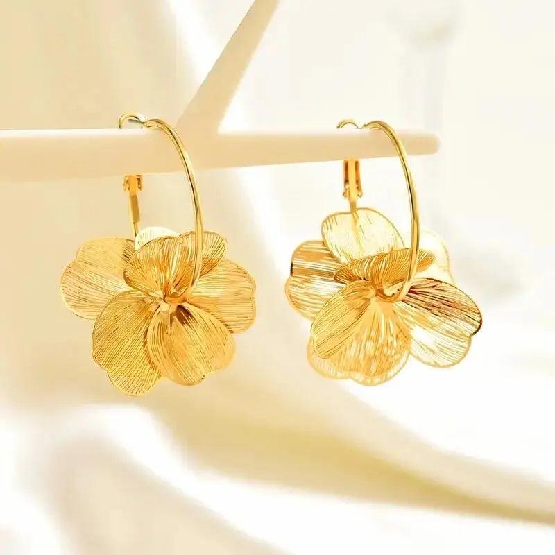 Boucles d'Oreilles Grandes Fleurs Dorées – Créoles Bohème Plaquées Or 14K